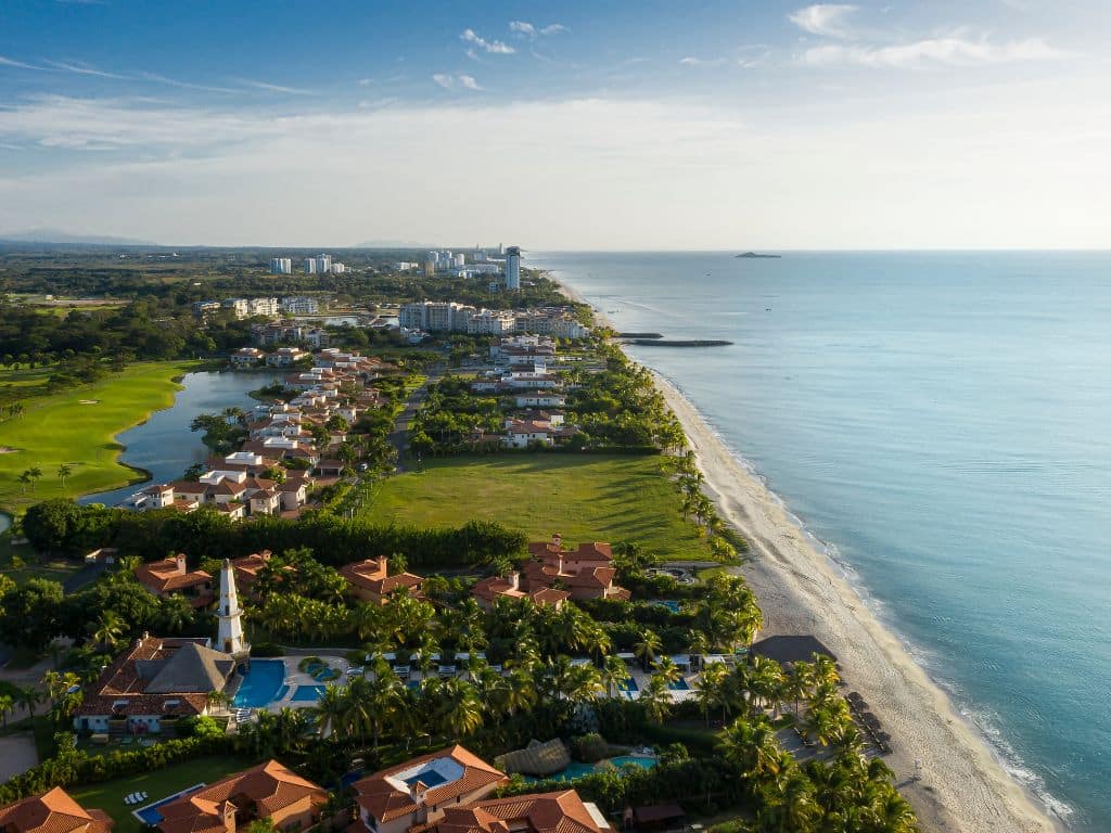 Playa Blanca desde el cielo. El tipo de lugar que deja de ser solo una postal y se convierte en tu próxima escapada